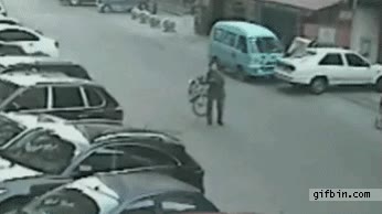 buen uso de arma,como el capitan america pero con bici,ladrones,bicicleta,moto,golpe imparable