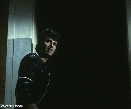 susto,mu&ntilde;eco,escalera,atacar,aparecer,asustar,halloween