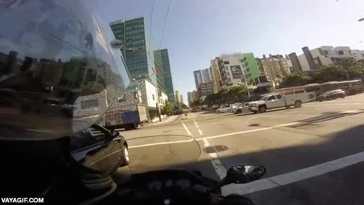 correr,el autobus tapaba la visibilidad,el de la moto por veloz y la peaton por empanada,runner,fail