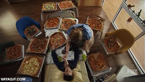 fiesta,pizza,olor,oler,hora de comer,si asi no despierta igual es que está muerto o en coma,despertar