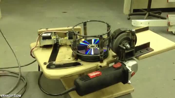 para darles una utilidad,CDs,discos,lanzar,maquina