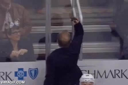 viejos sin alma,ni&ntilde;o,regalo,entrenador,pasar,puck,no se lo piensa,mala persona