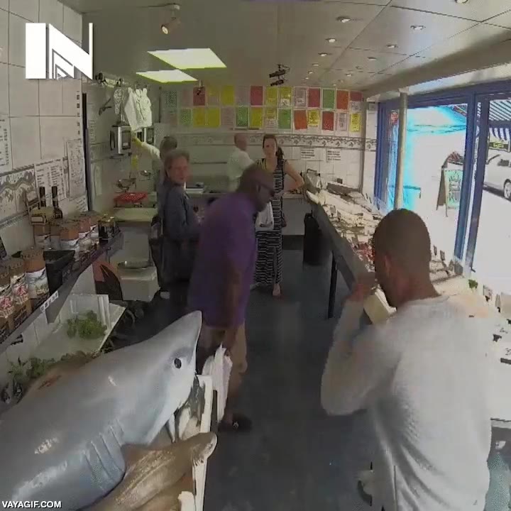 broma,camara oculta,tiburon,pescaderia,clientes,sorpresa