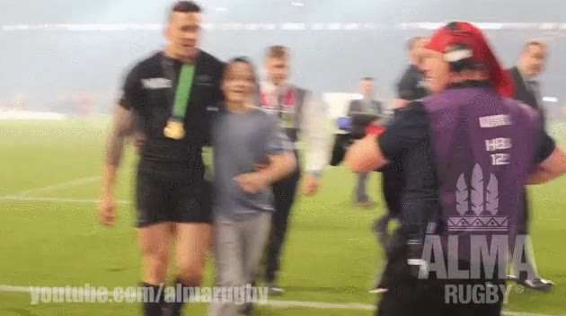 Uno de los jugadores de los All-Blacks le regala su medalla de oro a este niño medalla,regalar,regalo,placaje,seguridad,espontaneo,saltar al campo