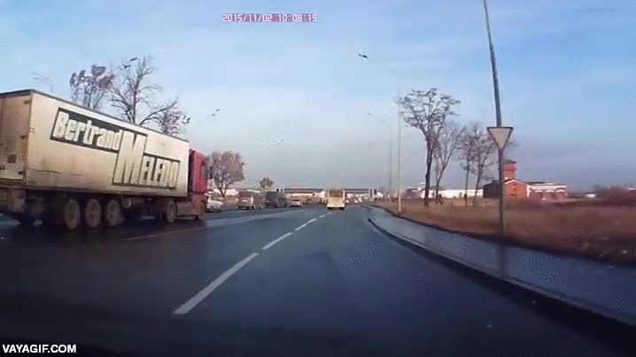 habilidad,camion,camionero,esquivar,menudos reflejos,por poco