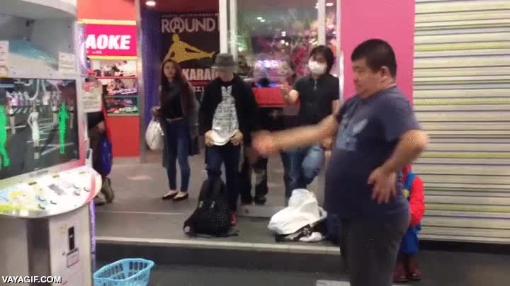 Japón siempre tiene algo que te sorprenderá, para bien y para mal bailar,señor,videojuego,baile,dance dance,lo peor es que lo clava,no hay edad para pasarlo bien