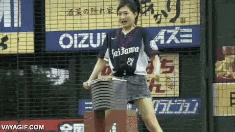 usar la cabeza,japonesa,cabezazo,tejas,ladrillos,partir,romper