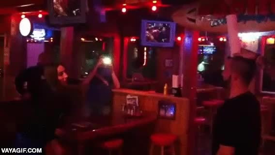 apuesta de bar,patada,taekwondo,o alguna arte marcial parecida,chica,si falla le deja el tal&oacute;n tatuado