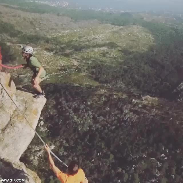 caida,monta&ntilde;a,180 metros,atado,cuerda,escaladores,muy loco dejarse caer as&iacute;