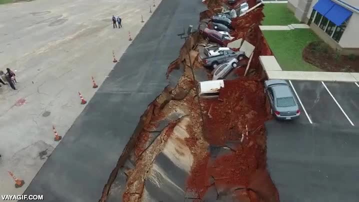 zanja,brecha,suelo,coches,parking,fast-food,fast food,temblor,terremoto,mississipi