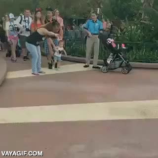 ilusion,ni&ntilde;a,mickey mouse,abrazo,abrazar,correr,disneyland,disneyworld