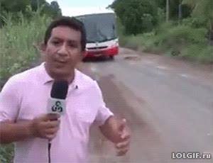 autobus,pasar muy cerca,lo roza,velocidad,reportero,periodista