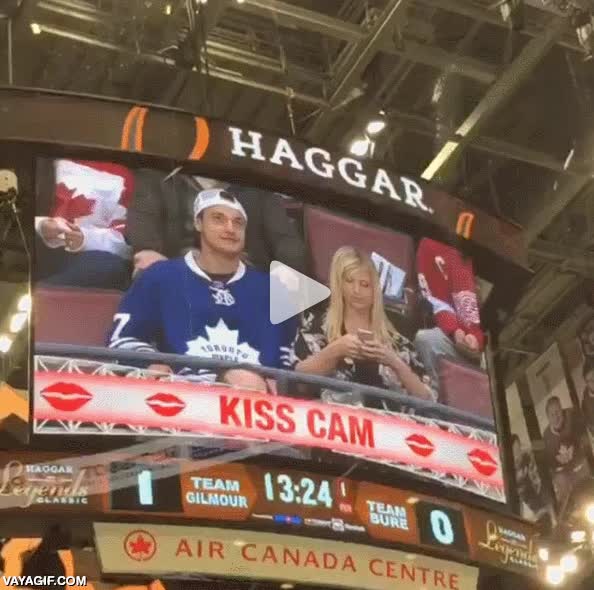 rodilla,pedir matrimonio,kiss cam,partido,basket,o no