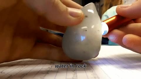 Cuesta de creer, pero esta roca tiene agua o algún líquido en su interior roca,piedra,agua,dentro,fluido,cómo llegaría hasta ahí?