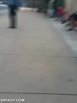 buena gente,buena obra,ejemplo a seguir,policia,mendigo,sin zapatos,altruismo
