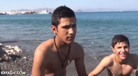 noticia,en directo,niño,chaleco salvavidas,quitarse,no lo consigue,necesita ayuda,ayudar,fail