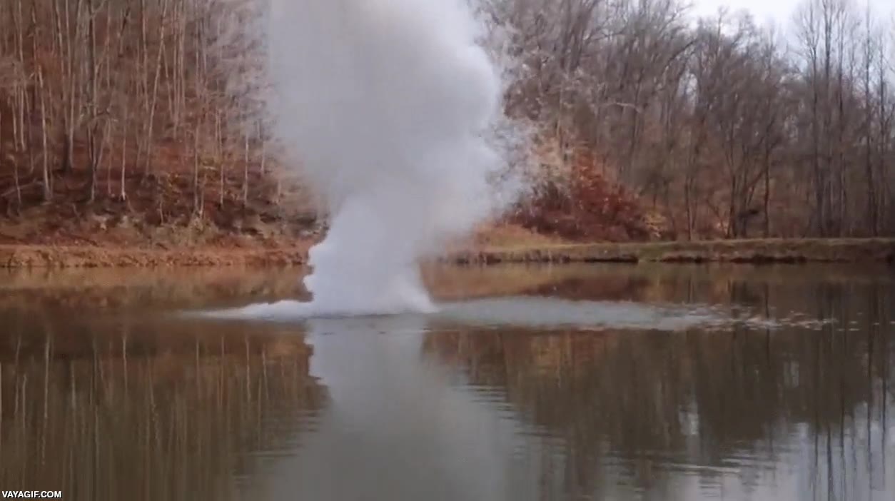 Lanzar un tocho de sodio a un lago y esperar que la química haga lo suyo tocho,sodio,agua,reaccion explosiva,peligroso,lago