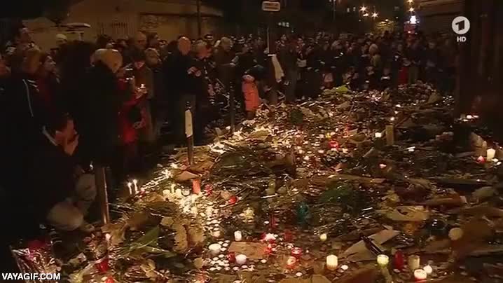 Un gracioso tiró un petardo cerca de un acto de recuerdo a las víctimas de París y cundió el pánico hay que ser mala persona,tirar un petardo,explosion,la gente está muy susceptible,graciosillo