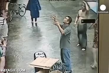 heroe,salvar,al vuelo,vendedor callejero,bebe,ni&ntilde;o