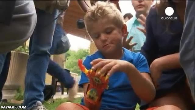 mano,6 a&ntilde;os,primera protesis,impresion 3D,ni&ntilde;o,muy feliz