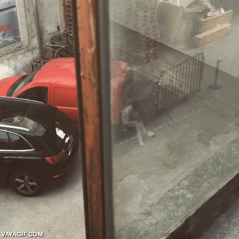 fantasma,ventana,sentado,como fumando,se mueve,efecto optico,que alguien lo explique