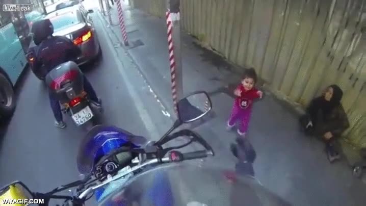 motorista,moto,ni&ntilde;a,ternura,no s&eacute; si es la hija de la mendiga,m&aacute;s amor es lo que hace falta