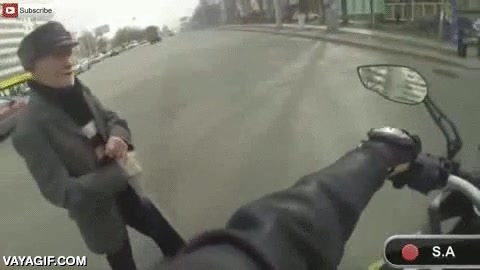 buena accion,motorista,moto,nadie se para,en qué nos hemos convertido?,señor mayor,abuelo,viejo