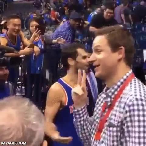 troll,calderon,calde eres grande,pu&ntilde;o,fist bump,vaya troll,basket,retirar el saludo