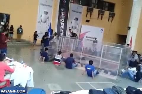 lucha,pelea,robots,accidente,salir disparado