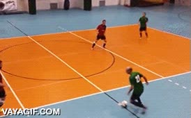 cr7,futbol sala,fail,dejarse la pelota atr&aacute;s,por vacilon