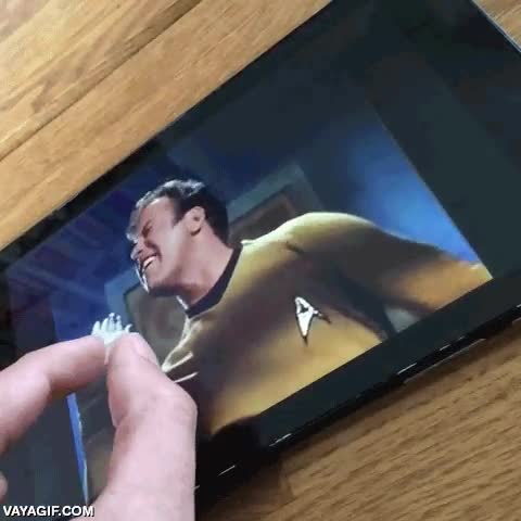 ingenio,star trek,capitan kirk,guantazos,que no te pegues,deja de pegarte,por qué te pegas,coger,mano,dedos,bofetadas,abofetear