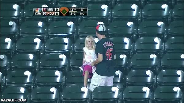 heroe,regalar,encontrar,pelota,bola,baseball,niña,publico