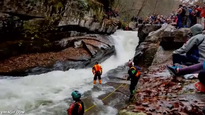 Este rescatador se lanza sin dudarlo a salvar a un kayakista que había sido herido kayak,descenso,rapidos,rescatar,genial el salto que pega,valiente
