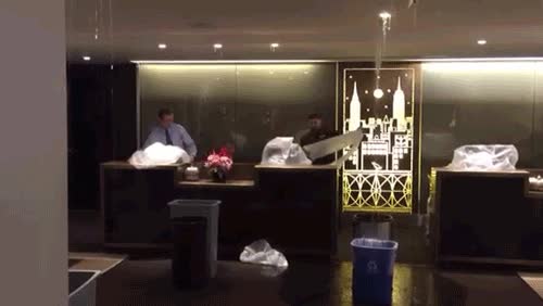 Ese momento incómodo en que empieza a llover en el hall de tu hotel llover,agua,inundación,fuga,escape,muy fan del #expecttheunexpected,bastante unexpected sí
