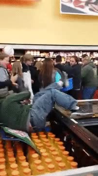 Una de las consecuencias de la locura del Black Friday en un supermercado americano fail,caer,atravesar,buen atajo,torpe
