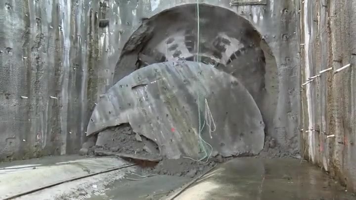 El momento en que una tuneladora de 10 metros de diámetro llega al otro extremo del túnel vancouver,sky train,tunel,tuneladora,10 metros,gigante,atravesar