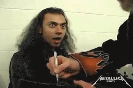Esta es la cara de un fan cuando James Hetfield de Metallica aparece y le firma una guitarra metallica,james hetfield,aparecer,fan,su cara no tiene precio,regalo,regalar,idolo,guitarra,firmada