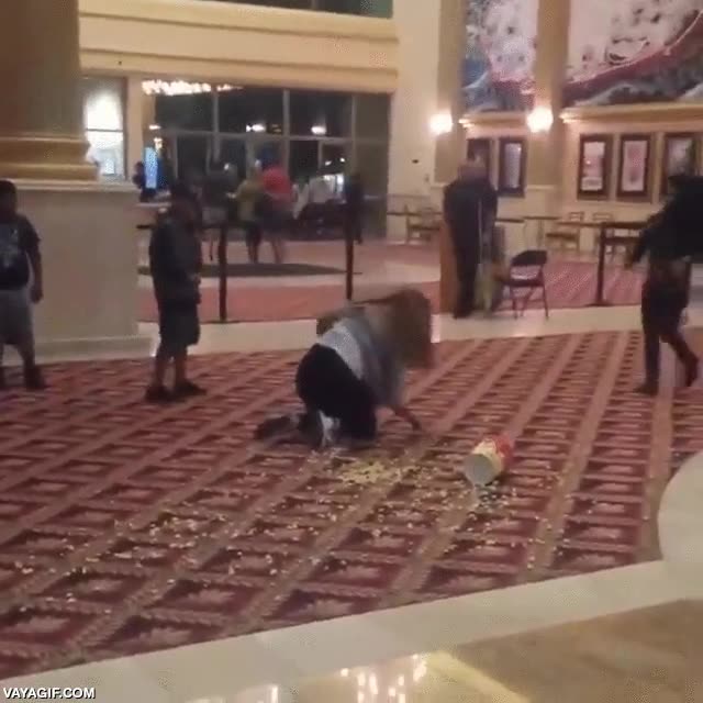 palomitas,fail,caer,cine,moqueta,caida,chica,al suelo