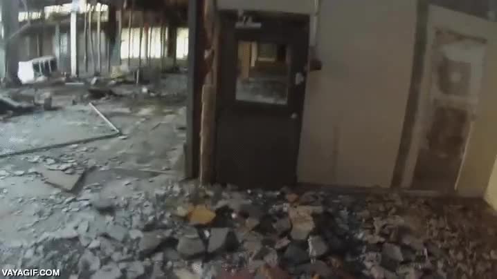 incendio,puerta,crumbles,se derrumba,se desmorona,tal vez un bombardeo