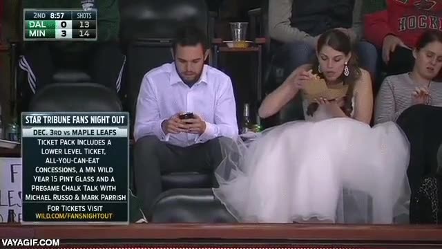 canada,publico,pareja,recien casados,la novia es muy guapa,adorables,partido de hockey sobre hielo