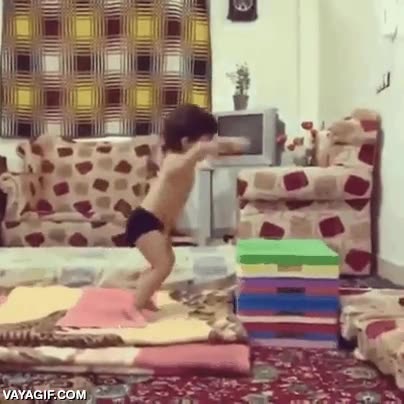 ni&ntilde;o,acrobata,acrobacias,trapecio,dos a&ntilde;os