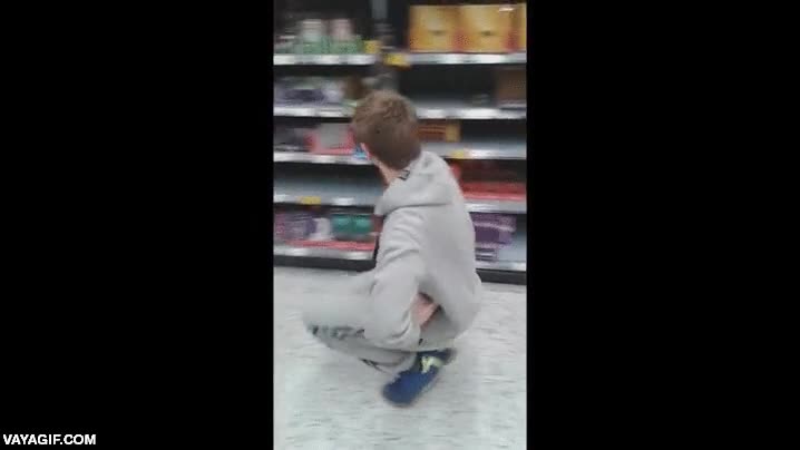 caminar,pasitos,enano,es gracioso,supermercado,amigo,hacer el payaso