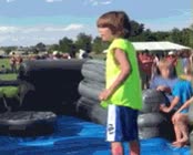 golpe por aqui,golpe por alla,sin esperar a que te repongas,me parto,niño,humor amarillo,inflable