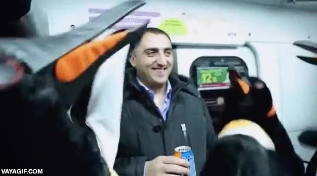 campa&ntilde;a,anuncio,refresco,ping&uuml;ino,disfraces,metro,tren