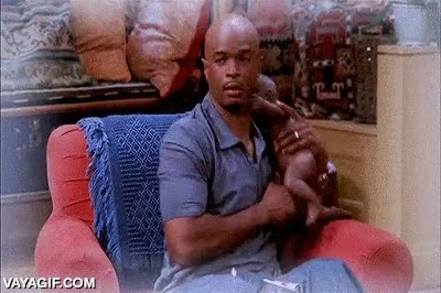 padre,madre,bebe,estornudar,estornudo,salir disparado y limpio y convertido en un muñeco,embarazo,embarazada