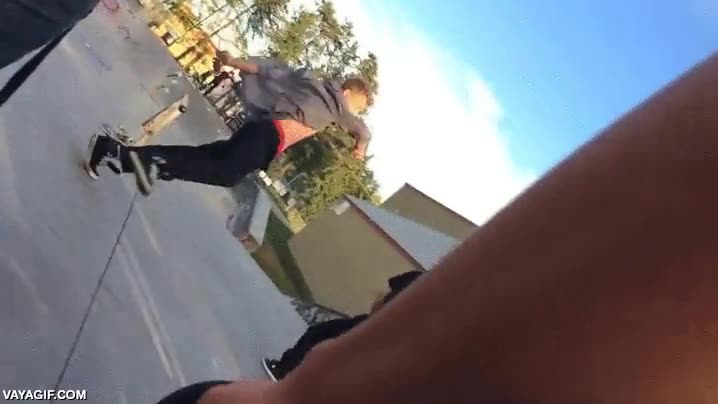 vaya fail,patada,el otro no lo remata porque mira,pelea,o al menos intento de pelea,luchador