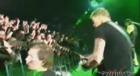 trollear,guardia de seguridad,vigilante,metallica,james hetfield