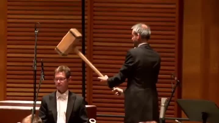 orquesta,martillazo,martillaco,el de delante no se f&iacute;a mucho,si se le va un poco lo aplasta,musica