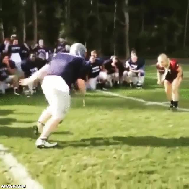 Enlace a Jugadora de rugby contra jugador de fútbol americano, ¿quién conseguirá tumbar a quién?