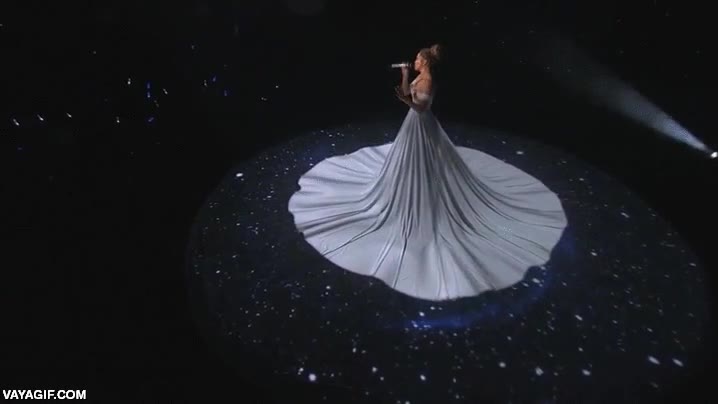 vestido,tecnicamente es un croma,actuacion,me suena a eurovision,cantante